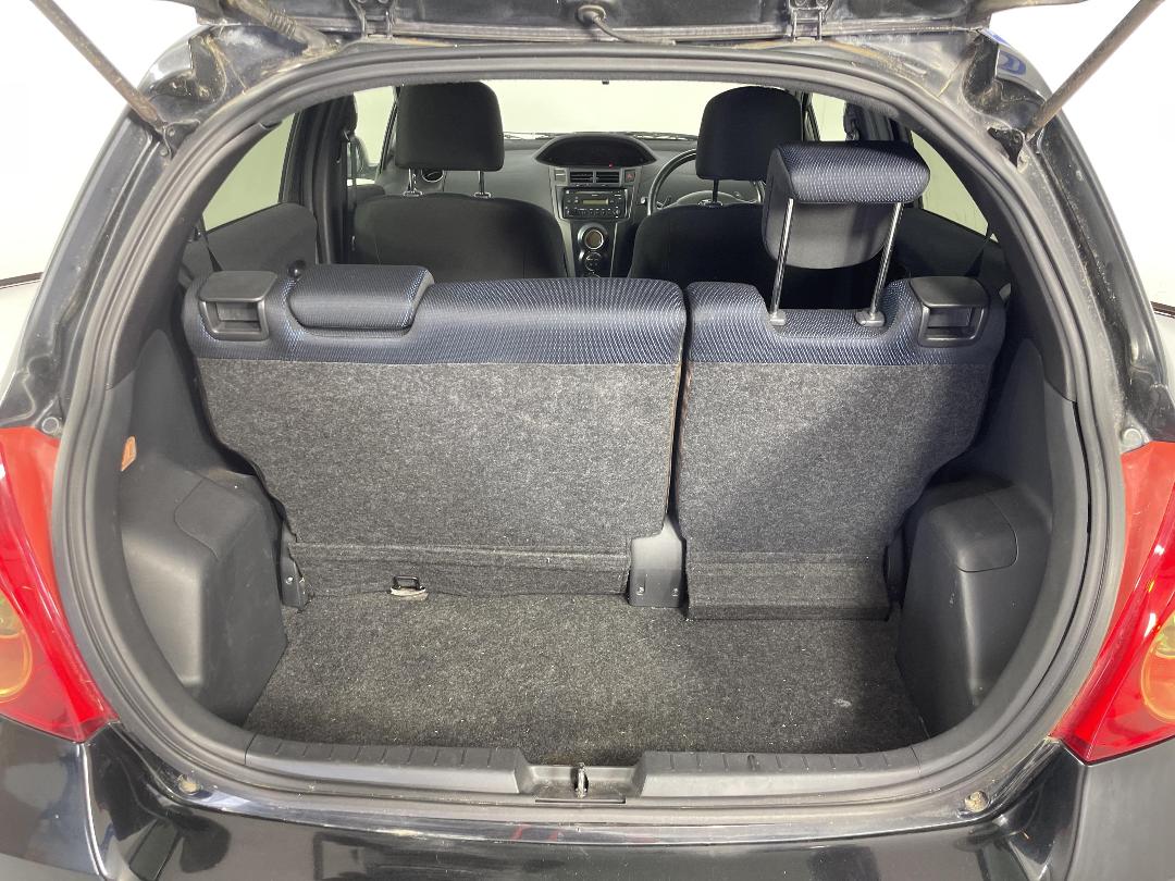 Photo '14' of Toyota Vitz