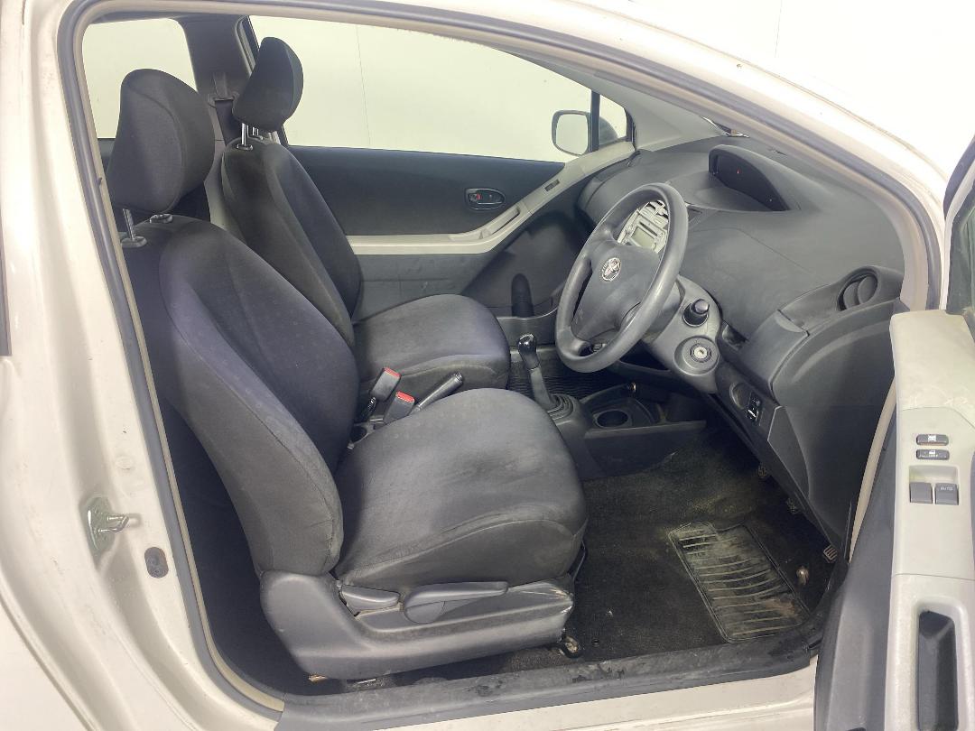 Photo '16' of Toyota Yaris Photo '16' of Toyota Yaris