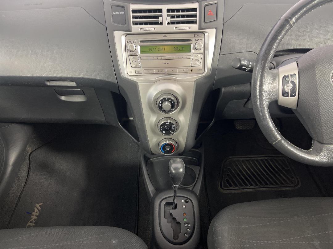 Photo '18' of Toyota Yaris