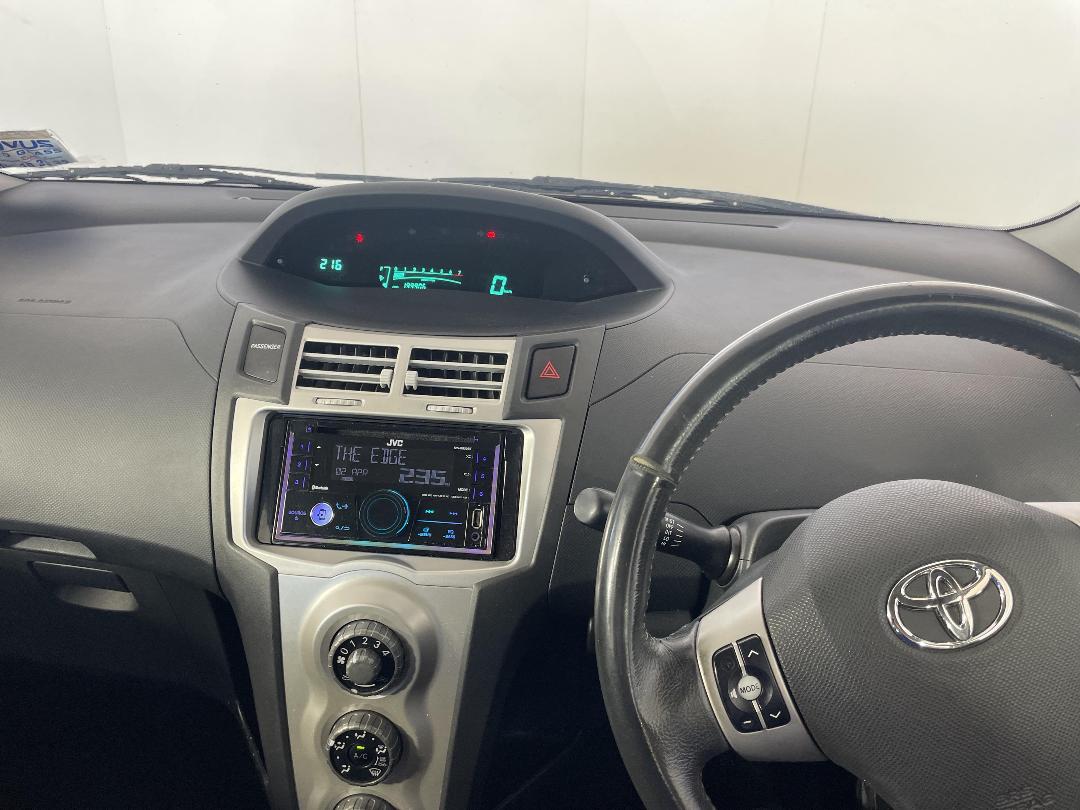 Photo '21' of Toyota Yaris Photo '21' of Toyota Yaris