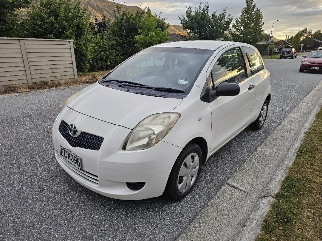 Photo '2' of Toyota Yaris Photo '2' of Toyota Yaris