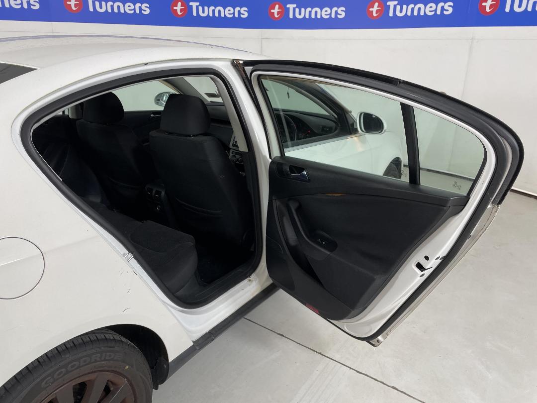 Photo '17' of Volkswagen Passat Photo '17' of Volkswagen Passat