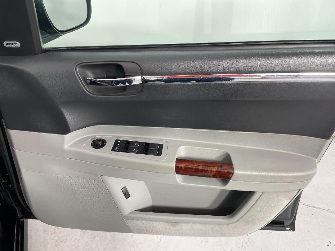 Photo '15' of Chrysler 300