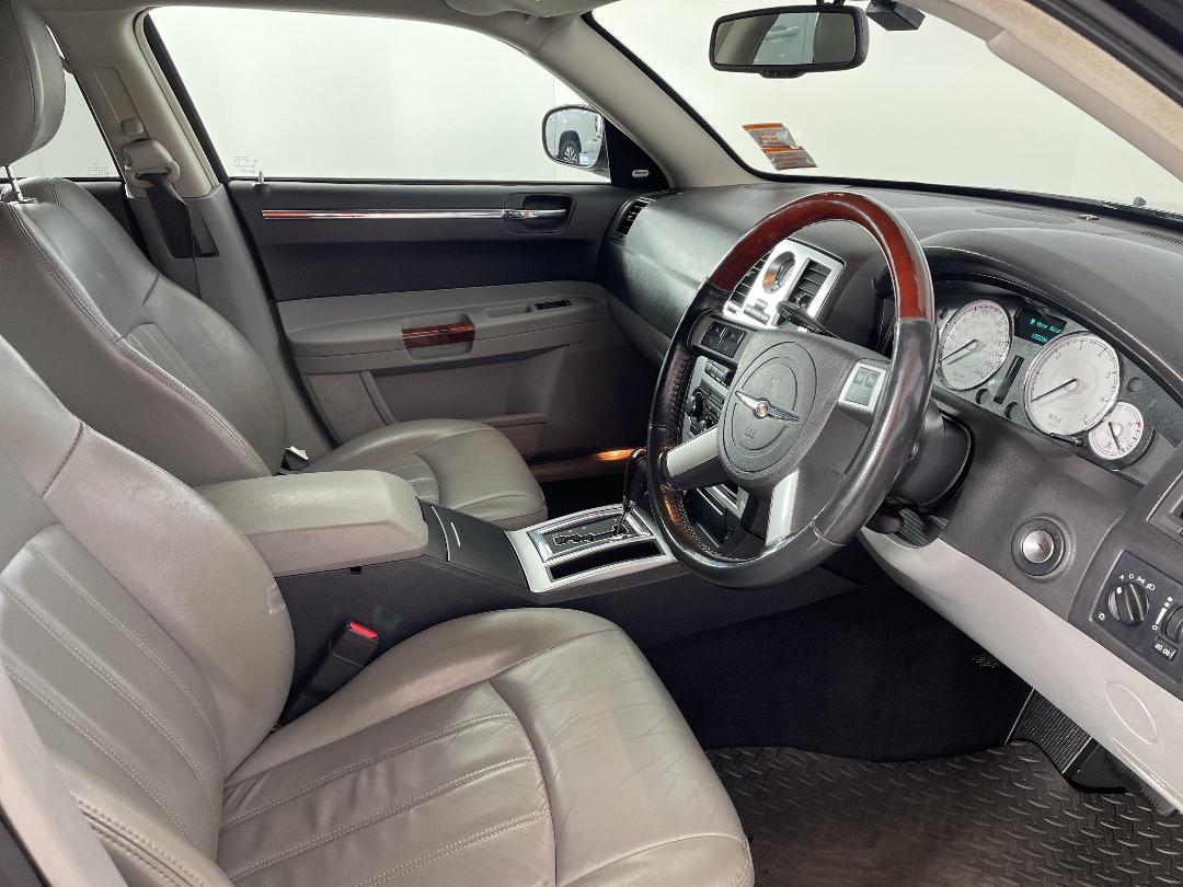 Photo '16' of Chrysler 300