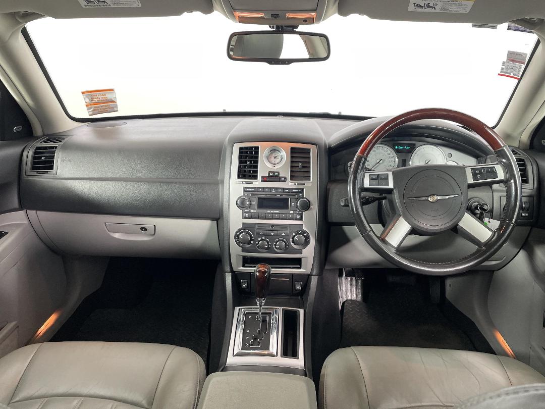 Photo '17' of Chrysler 300