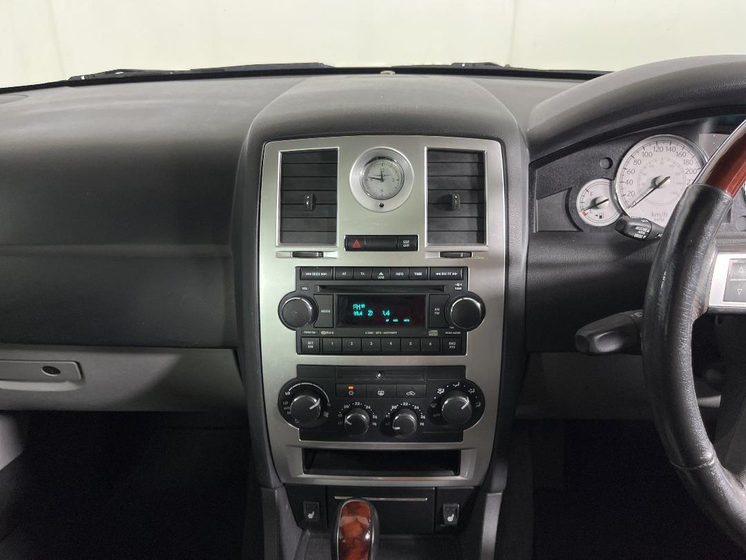 Photo '18' of Chrysler 300 Photo '18' of Chrysler 300