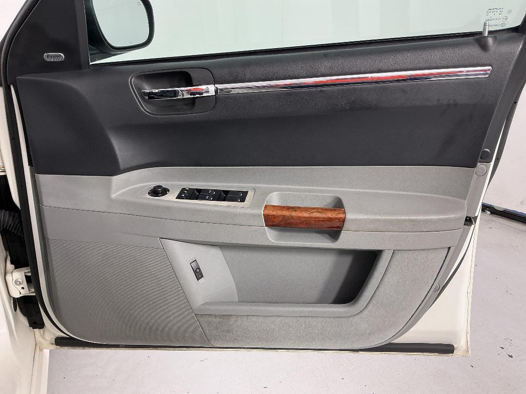 Photo '15' of Chrysler 300C