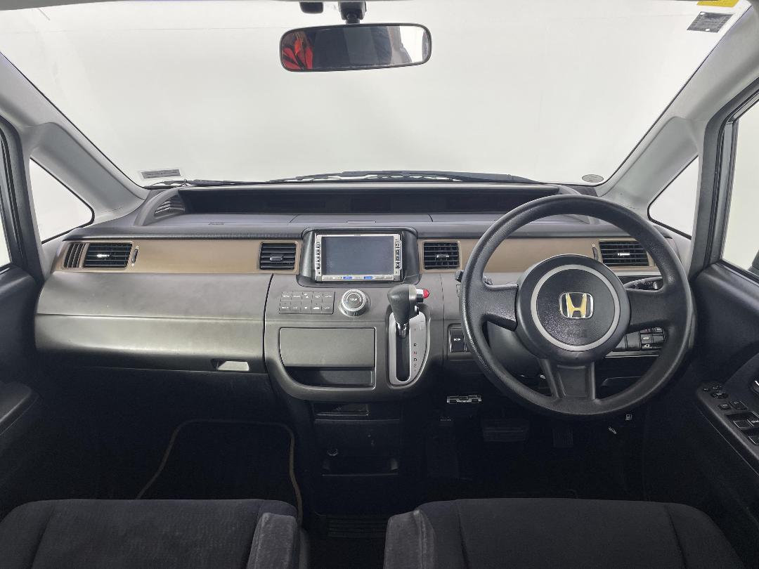 Photo '17' of Honda Stepwagon Photo '17' of Honda Stepwagon