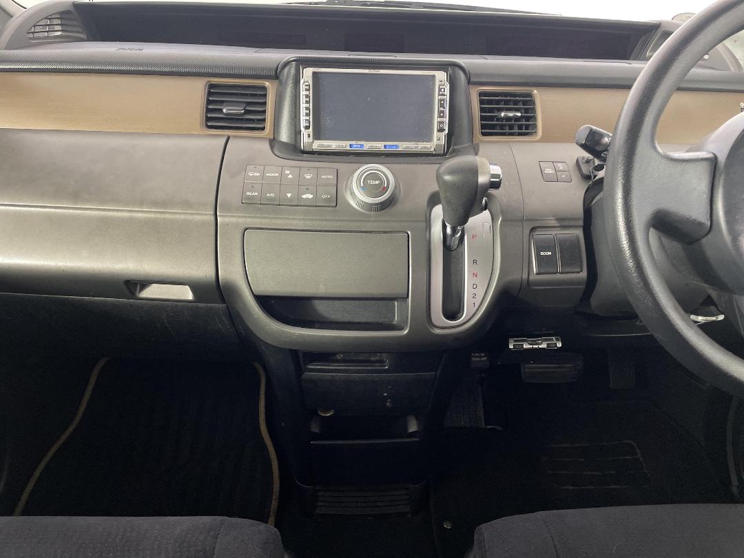 Photo '18' of Honda Stepwagon Photo '18' of Honda Stepwagon