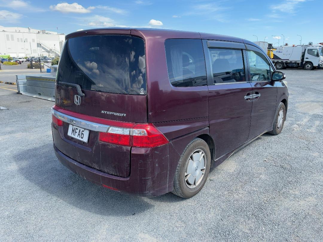 Photo '2' of Honda Stepwagon Photo '2' of Honda Stepwagon