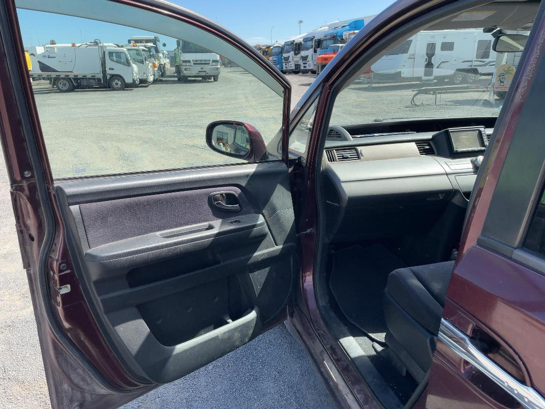 Photo '16' of Honda Stepwagon Photo '16' of Honda Stepwagon