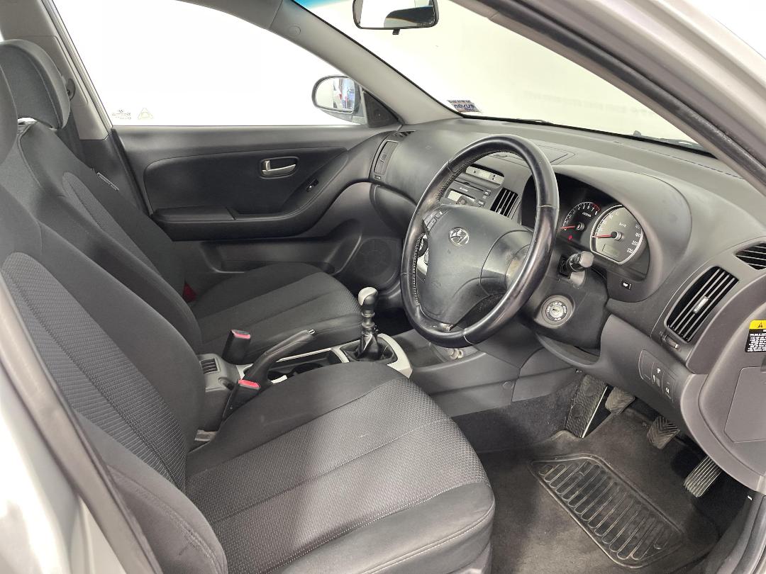 Photo '16' of Hyundai Elantra Photo '16' of Hyundai Elantra