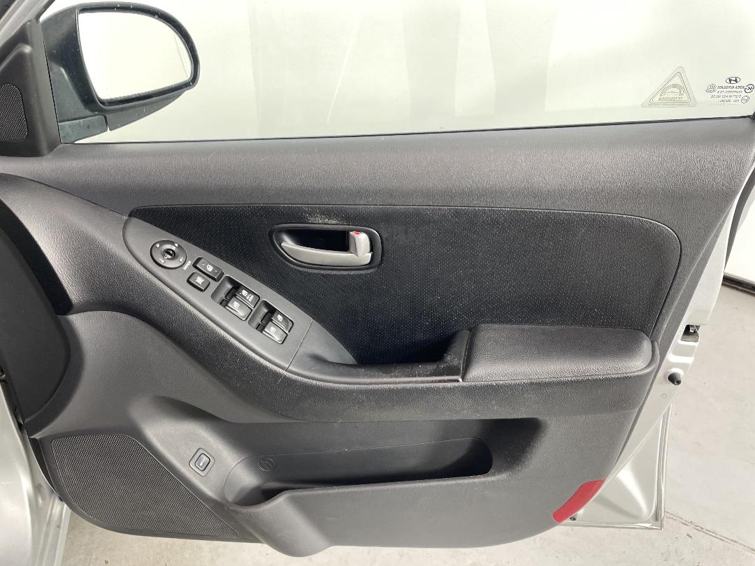 Photo '15' of Hyundai Elantra Photo '15' of Hyundai Elantra