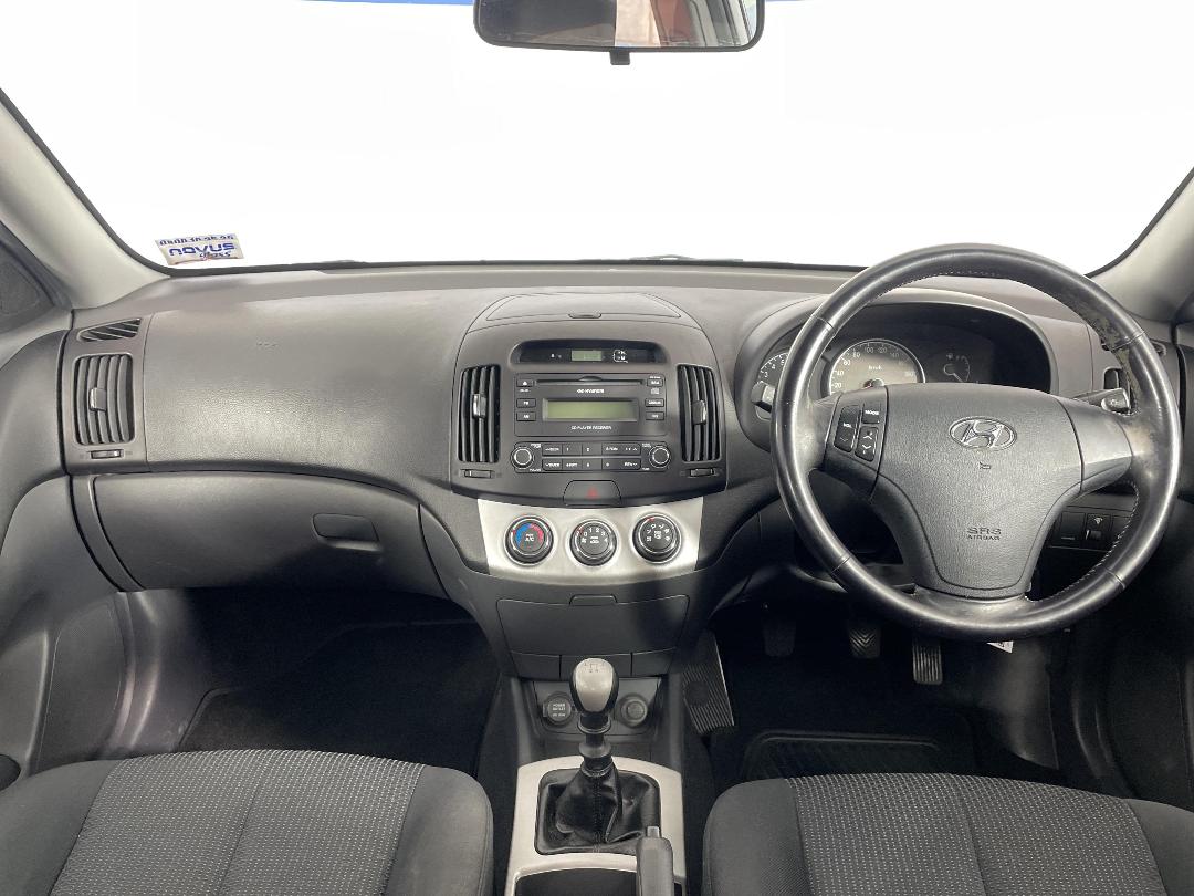 Photo '17' of Hyundai Elantra Photo '17' of Hyundai Elantra