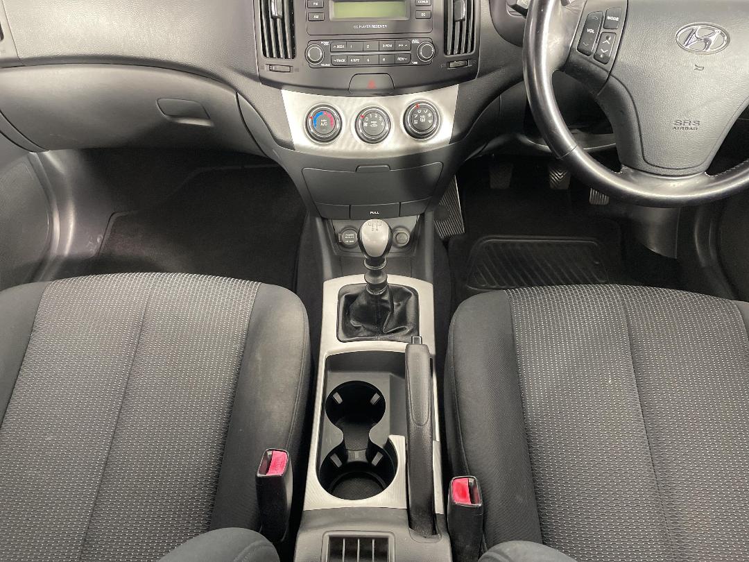 Photo '18' of Hyundai Elantra Photo '18' of Hyundai Elantra