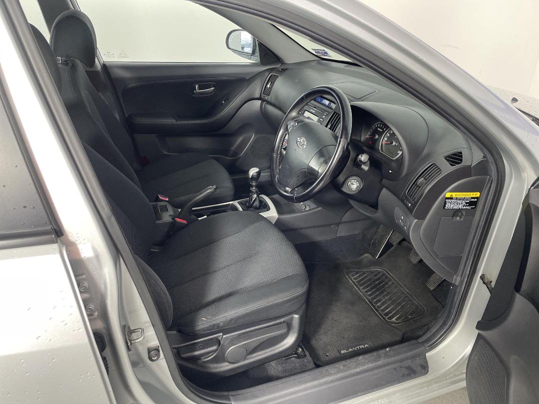 Photo '16' of Hyundai Elantra