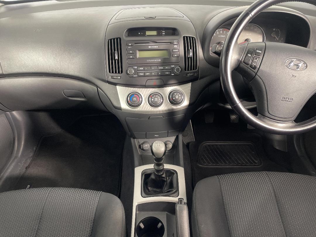 Photo '18' of Hyundai Elantra