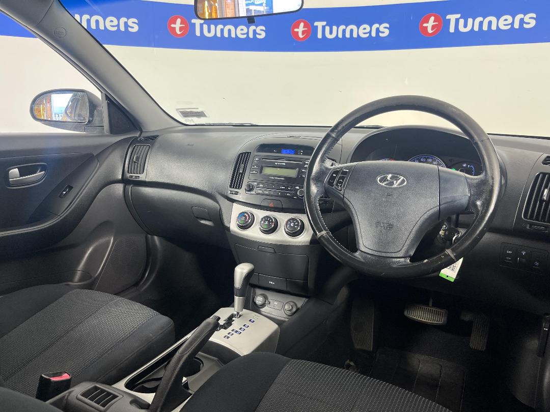 Photo '17' of Hyundai Elantra