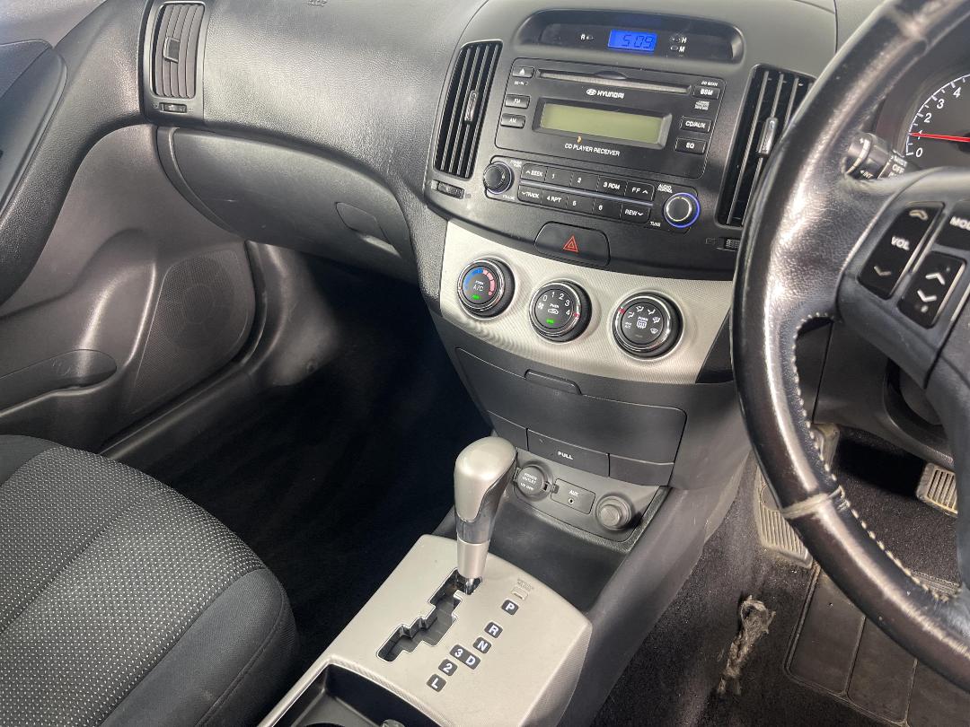 Photo '18' of Hyundai Elantra