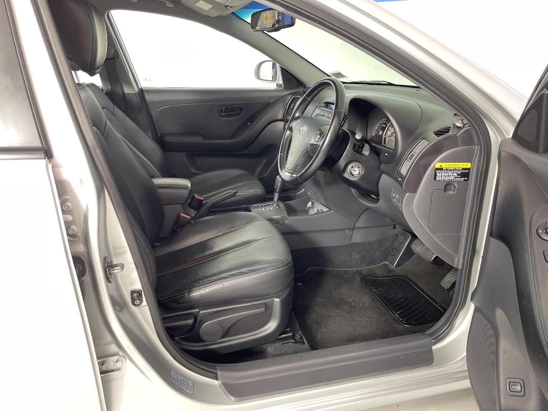 Photo '16' of Hyundai Elantra