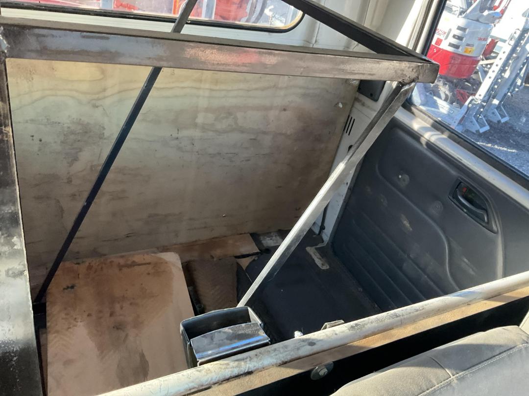 Photo '17' of Isuzu ELF Flat Deck Crane