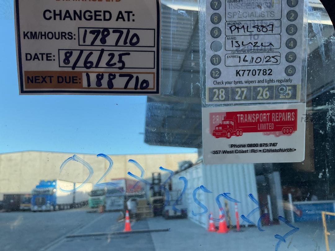 Photo '33' of Isuzu ELF Flat Deck Crane