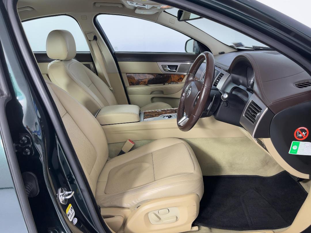 Photo '16' of Jaguar XF