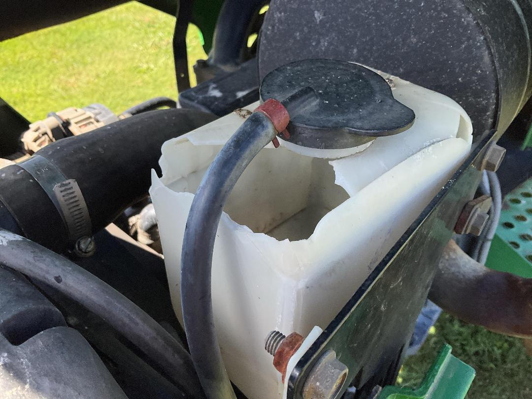 Photo '32' of JOHN DEERE 5203 Tractor Photo '32' of JOHN DEERE 5203 Tractor