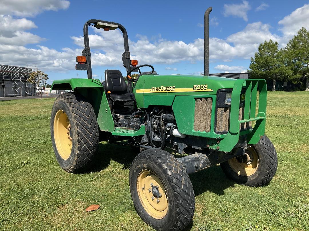 Photo '3' of JOHN DEERE 5203 Tractor Photo '3' of JOHN DEERE 5203 Tractor