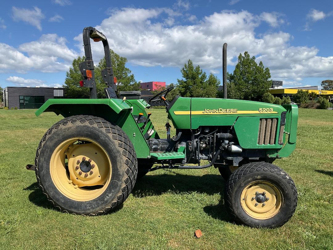 Photo '4' of JOHN DEERE 5203 Tractor Photo '4' of JOHN DEERE 5203 Tractor