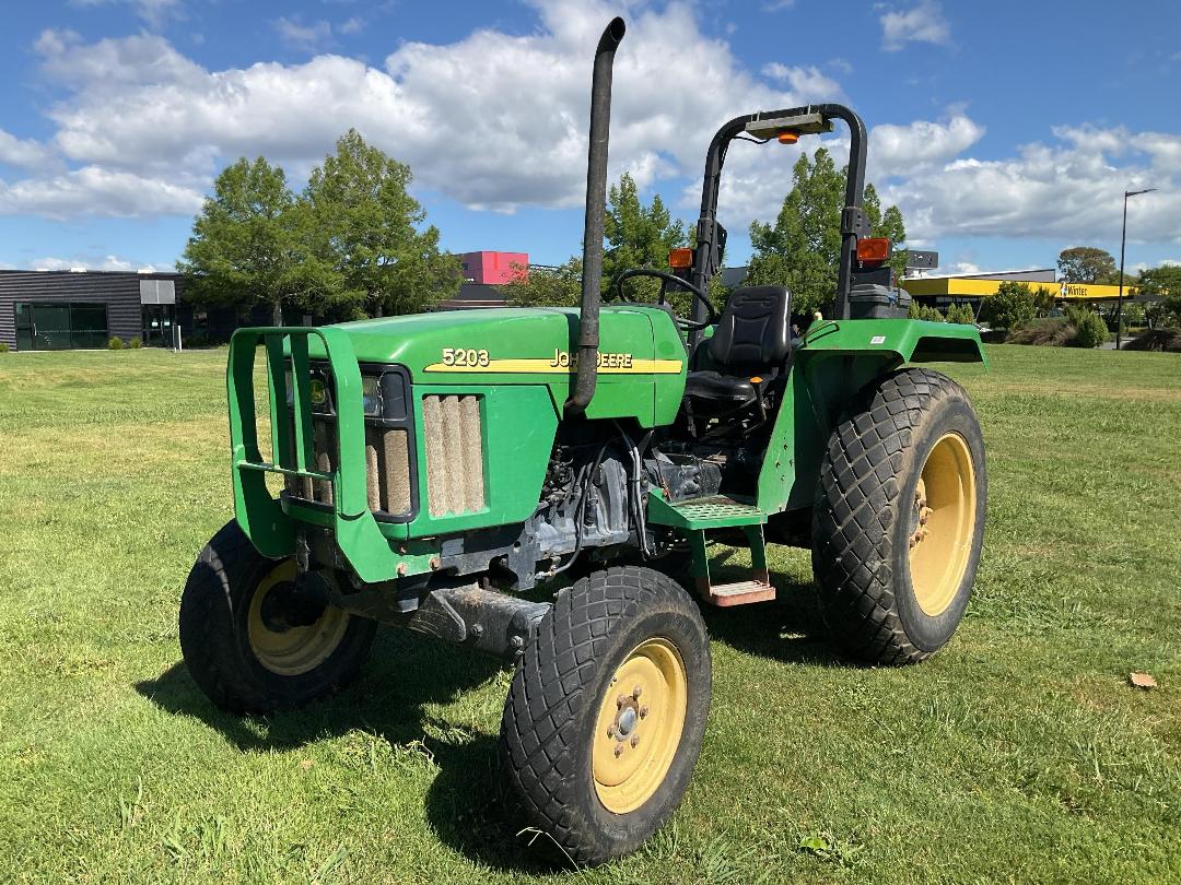 Photo '12' of JOHN DEERE 5203 Tractor Photo '12' of JOHN DEERE 5203 Tractor