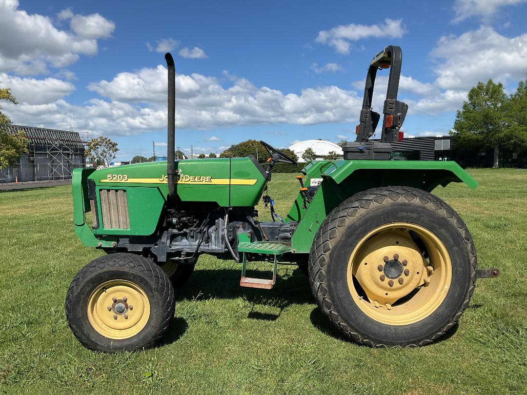 Photo '11' of JOHN DEERE 5203 Tractor Photo '11' of JOHN DEERE 5203 Tractor