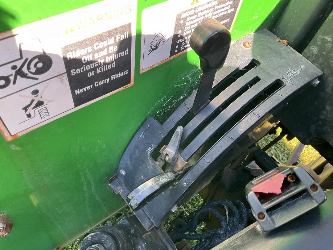 Photo '26' of JOHN DEERE 5203 Tractor Photo '26' of JOHN DEERE 5203 Tractor