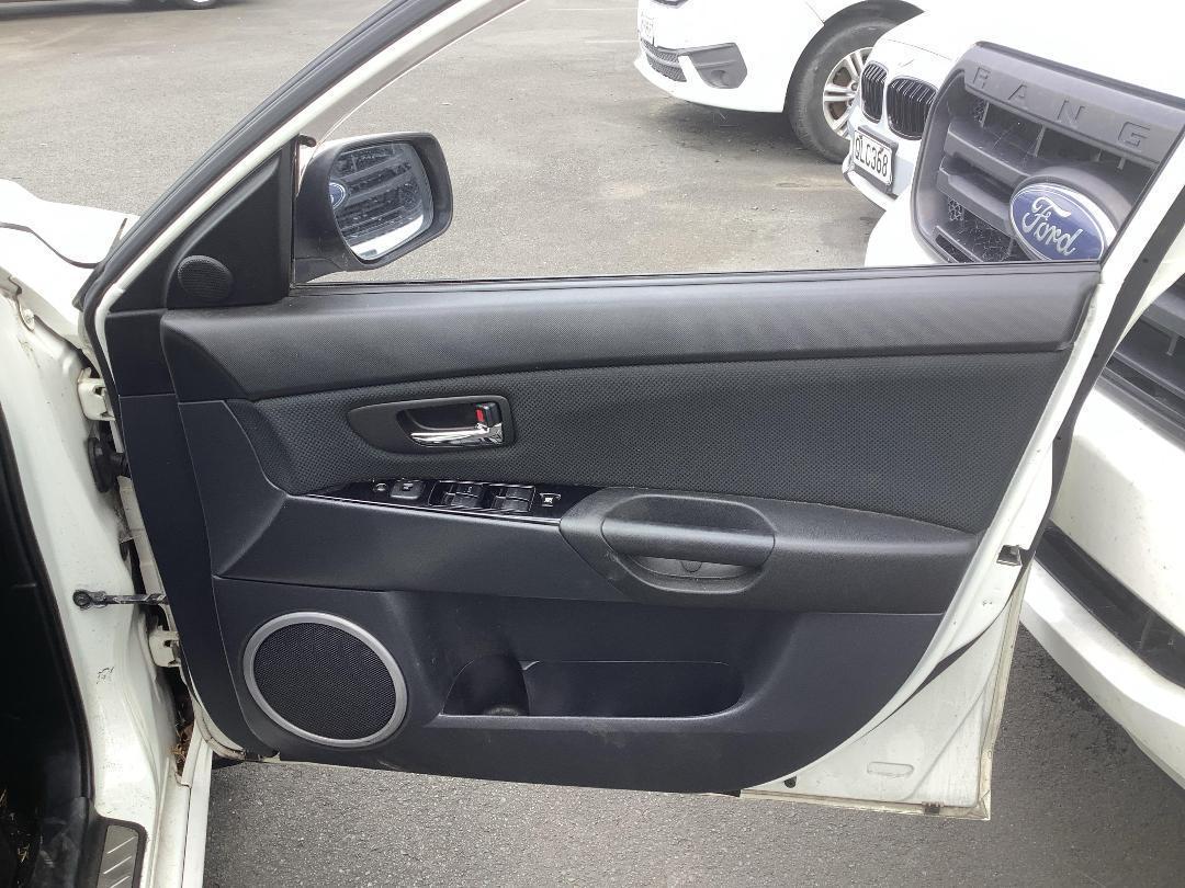 Photo '21' of Mazda Axela