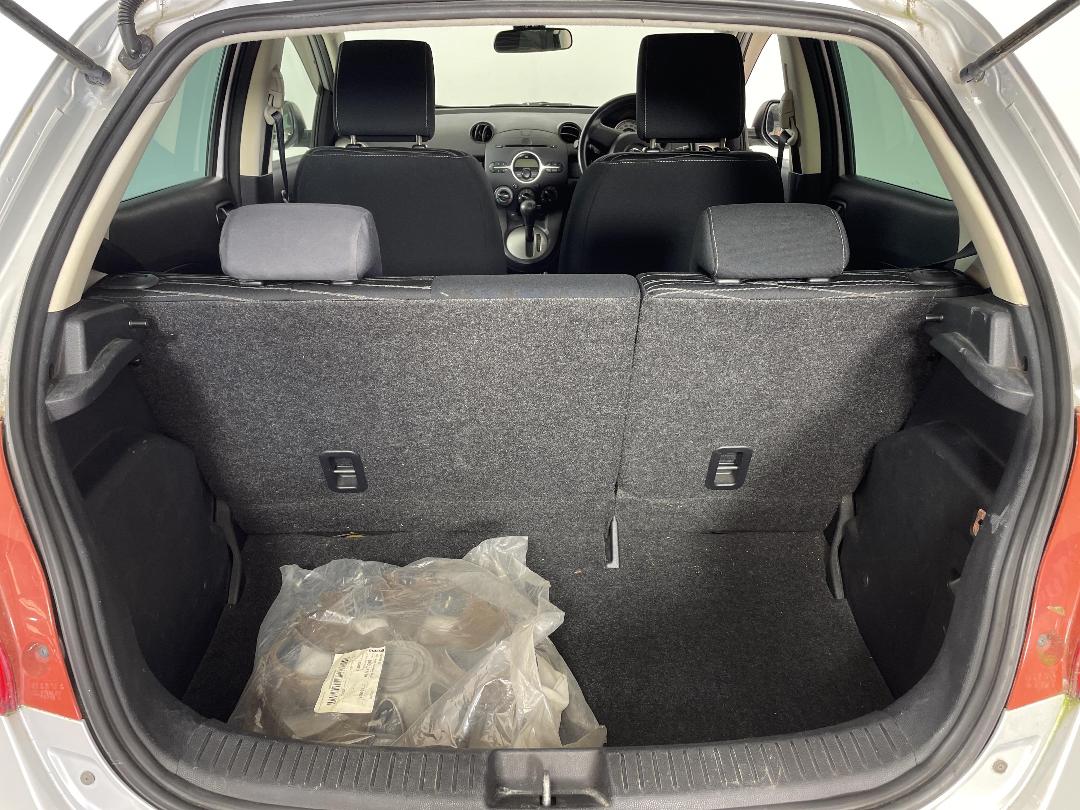 Photo '12' of Mazda Demio Photo '12' of Mazda Demio