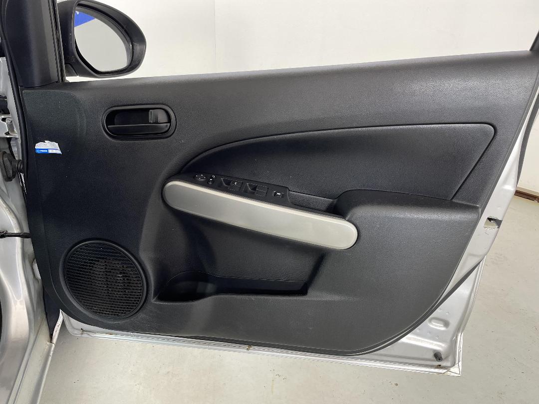 Photo '13' of Mazda Demio Photo '13' of Mazda Demio