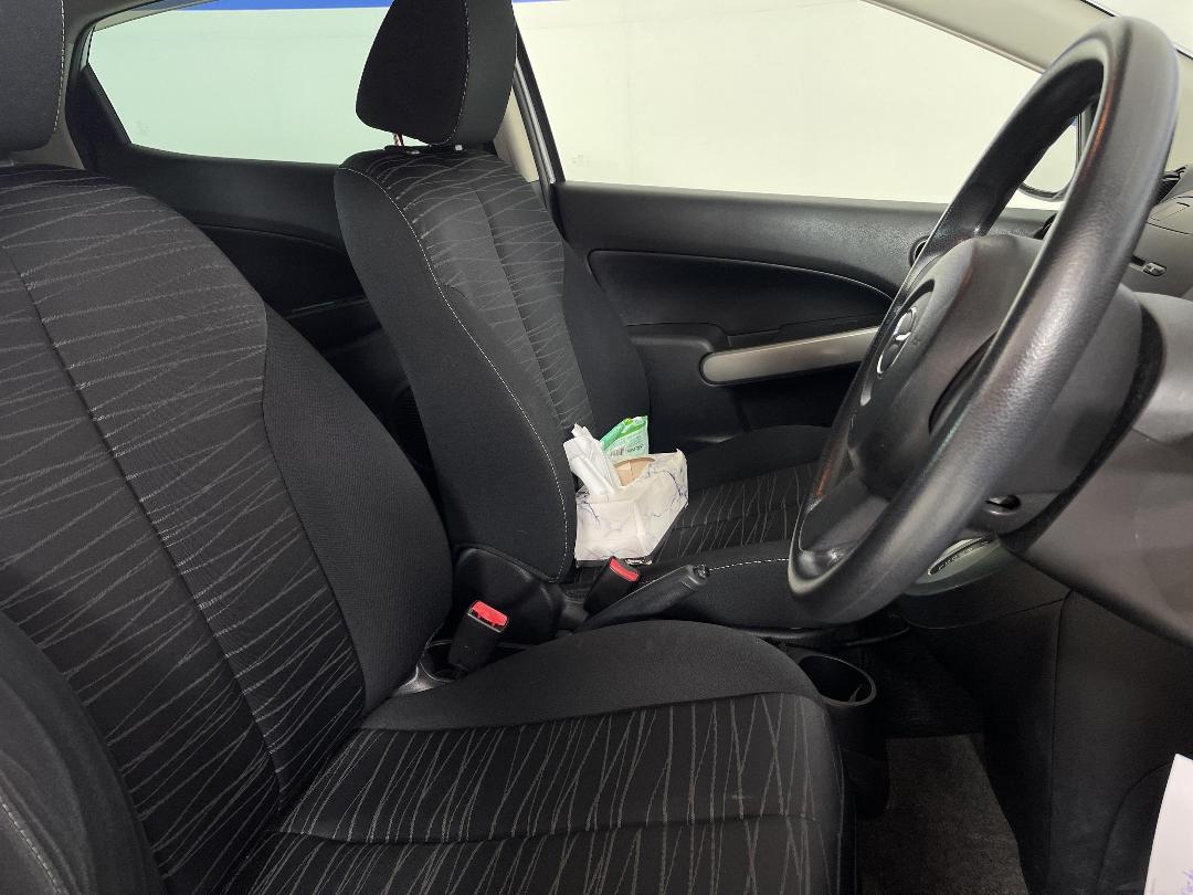 Photo '14' of Mazda Demio Photo '14' of Mazda Demio