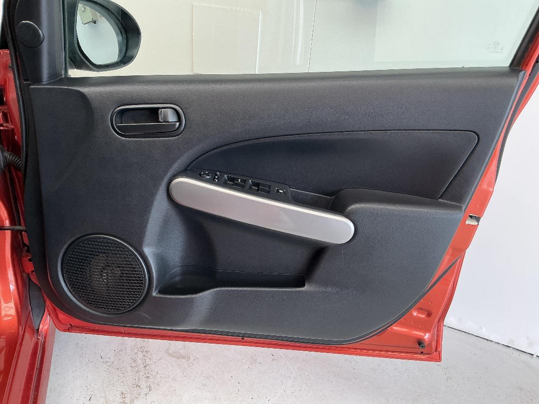 Photo '15' of Mazda Demio Photo '15' of Mazda Demio