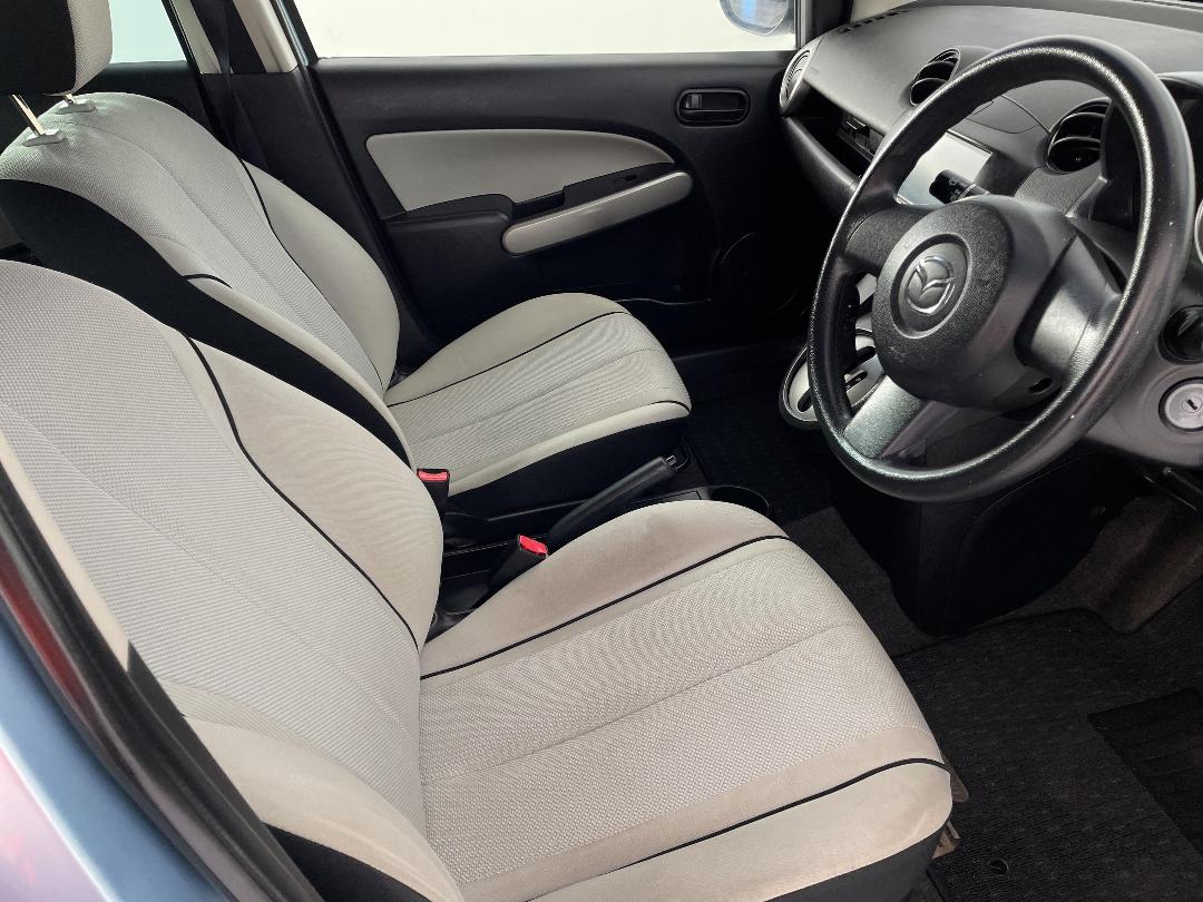 Photo '16' of Mazda Demio Photo '16' of Mazda Demio