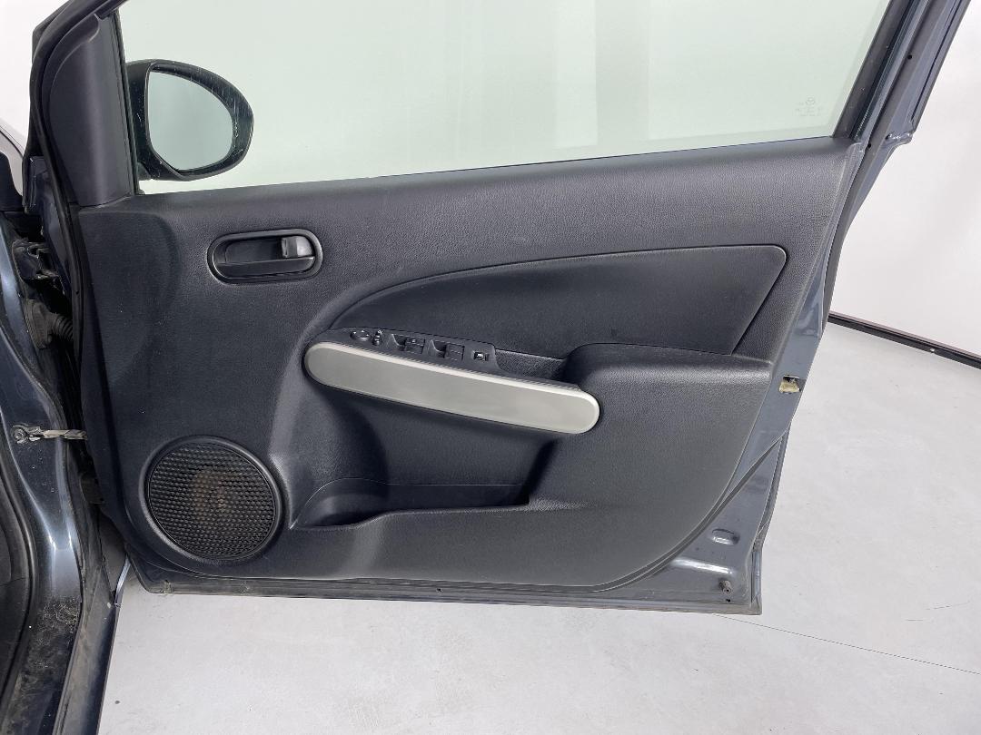 Photo '15' of Mazda Demio Photo '15' of Mazda Demio