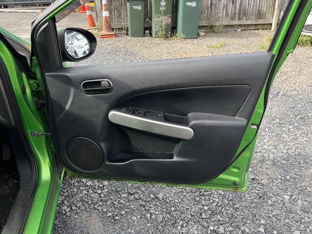 Photo '13' of Mazda Demio