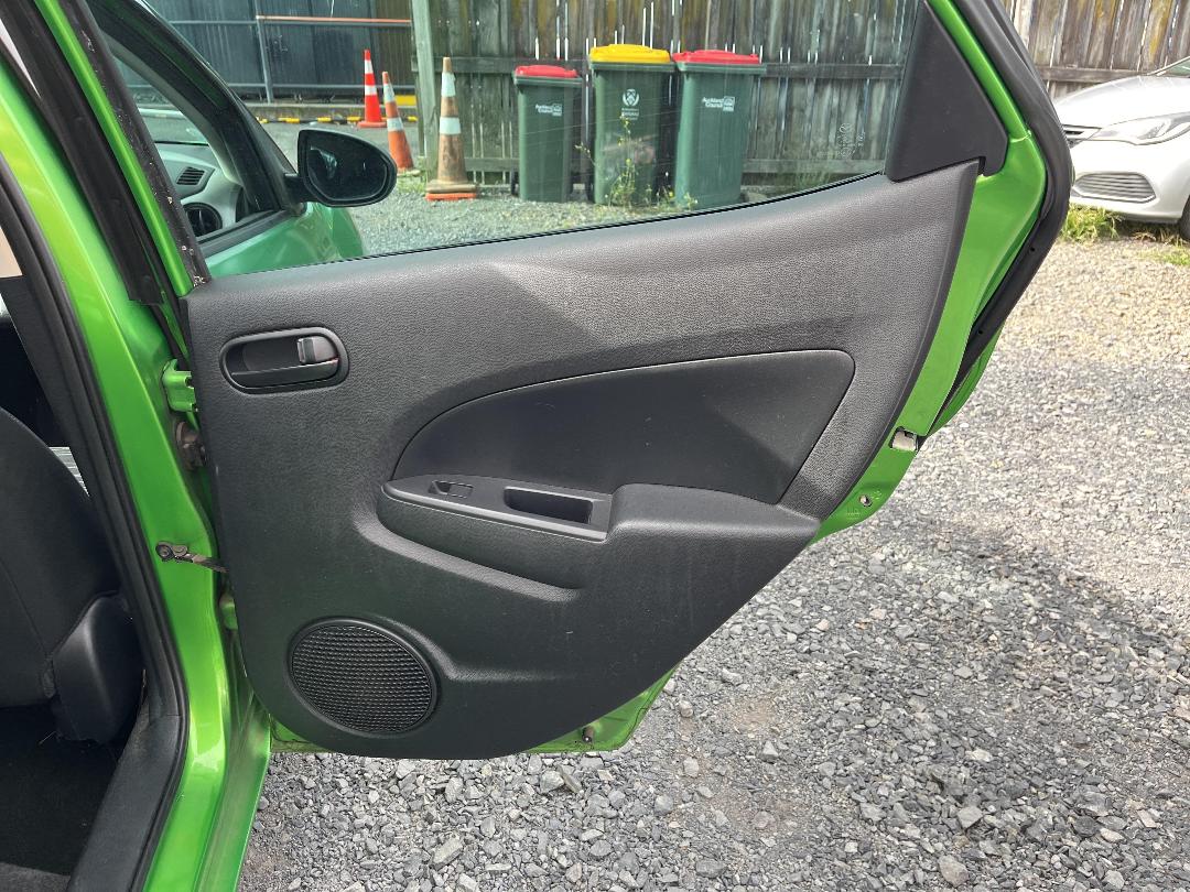 Photo '17' of Mazda Demio