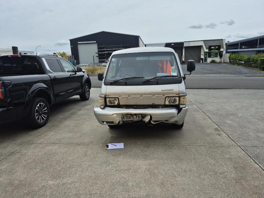 Photo '2' of Mazda E2000 LWB