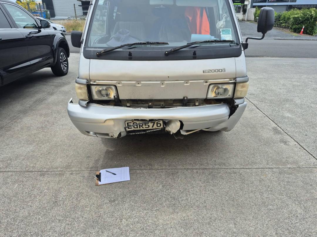 Photo '3' of Mazda E2000 LWB