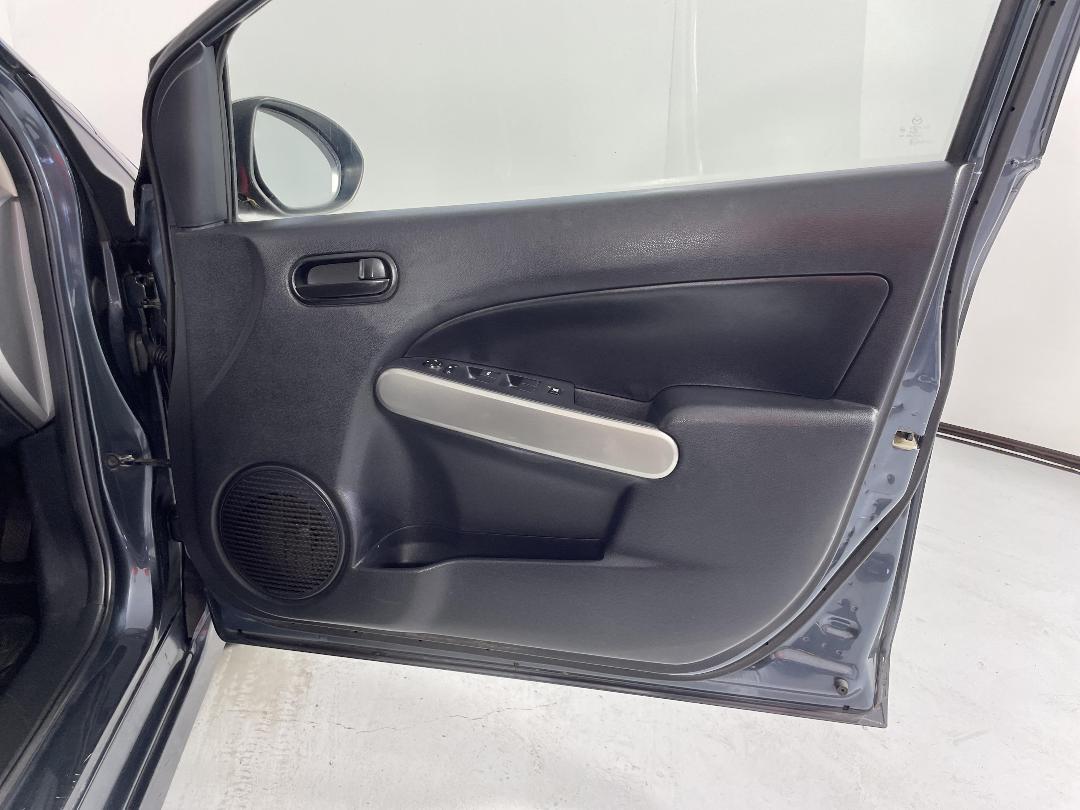 Photo '15' of Mazda Mazda2