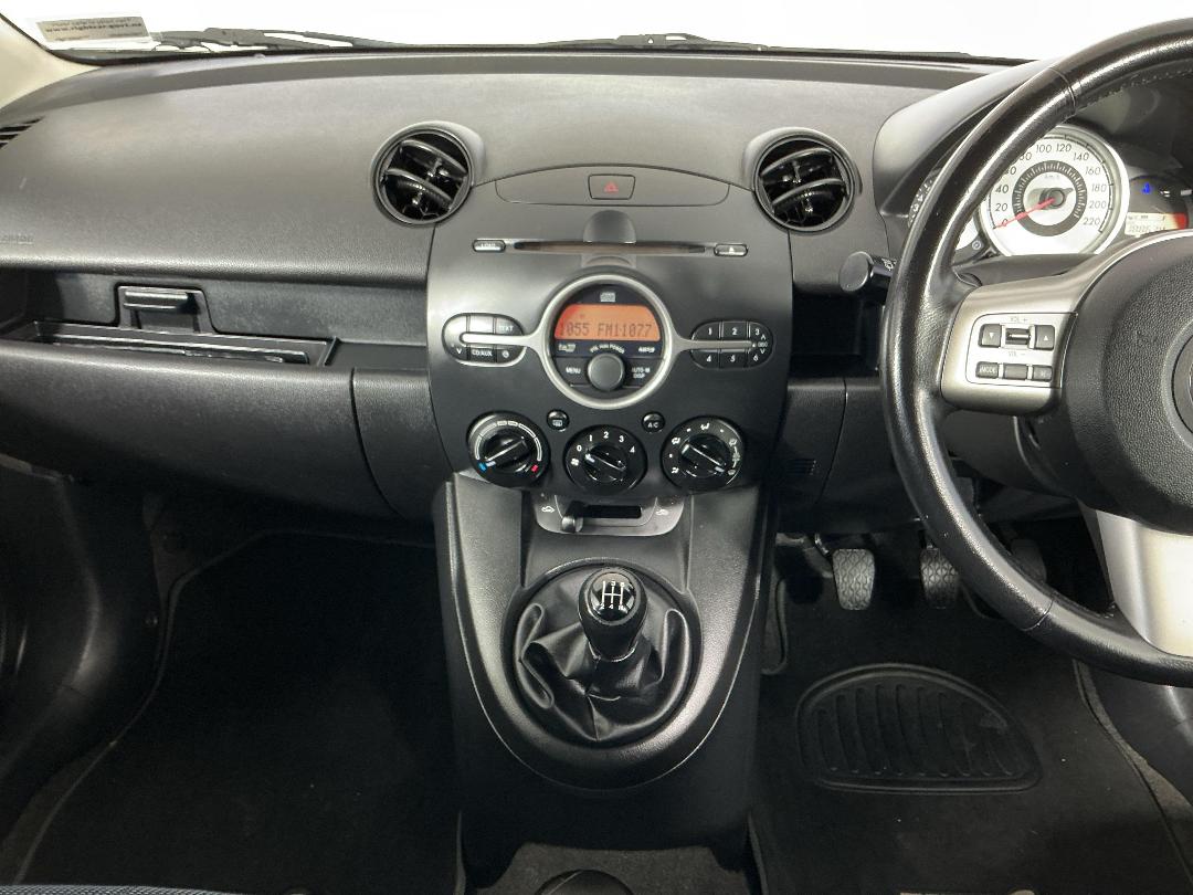 Photo '18' of Mazda Mazda2