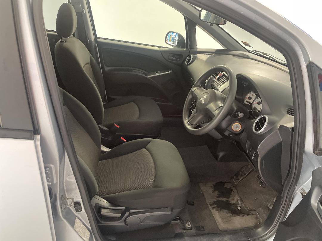 Photo '16' of Mitsubishi Colt Photo '16' of Mitsubishi Colt