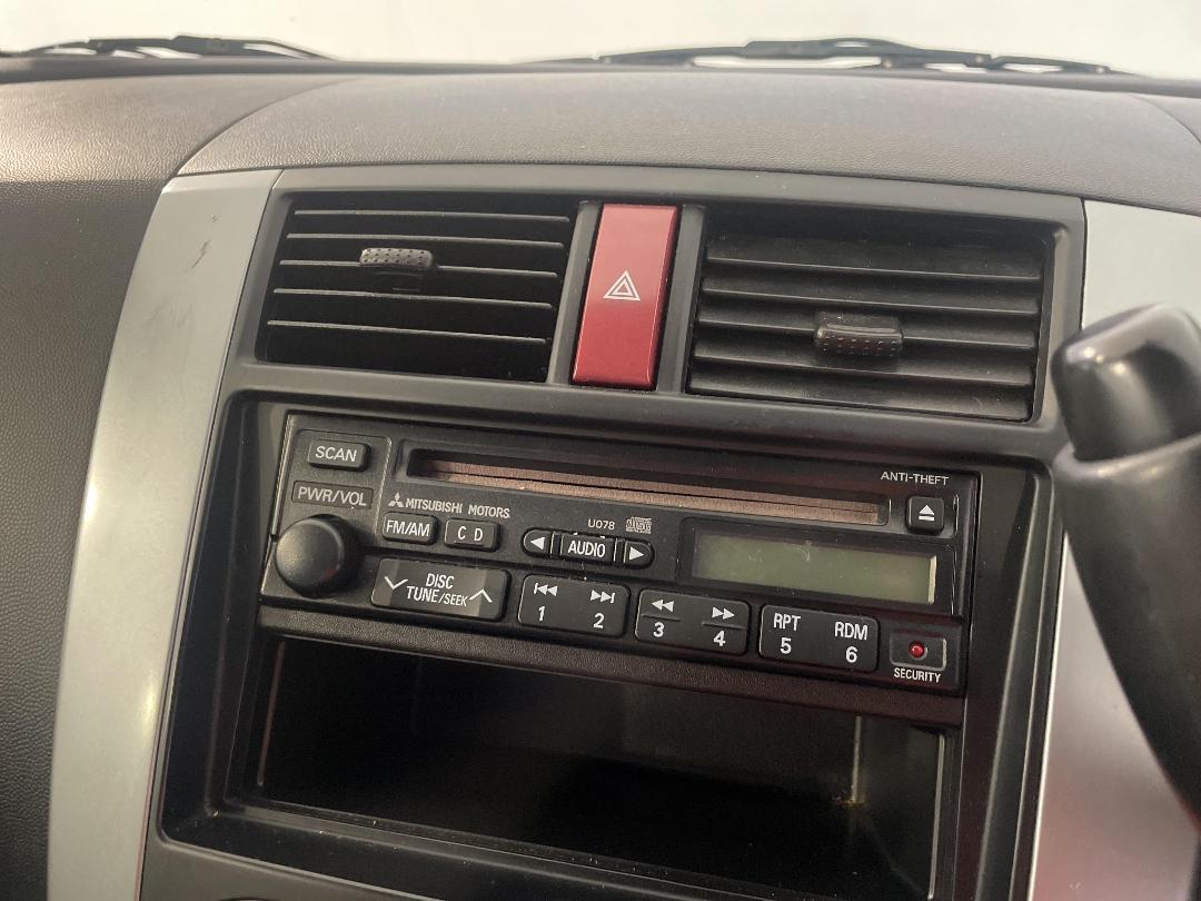 Photo '26' of Mitsubishi Colt Photo '26' of Mitsubishi Colt