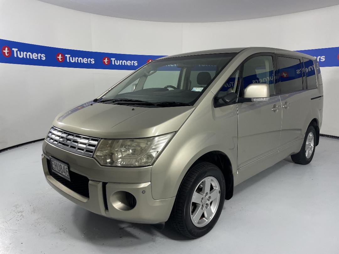 Photo '4' of Mitsubishi Delica