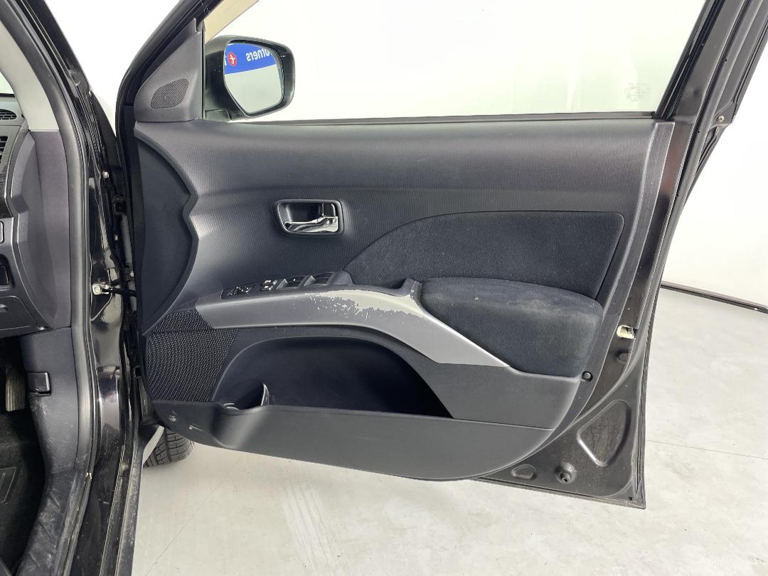 Photo '15' of Mitsubishi Outlander